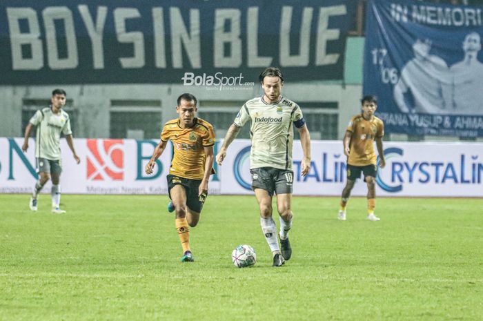 Gelandang Persib Bandung, Marc Klok (kanan), sedang menguasai bola dan dibayangi pemain Bhayangkara FC bernama Wahyu Subo Seto (kiri) saat bertanding di Stadion Wibawa Mukti, Cikarang, Jawa Barat, 24 Juli 2022.