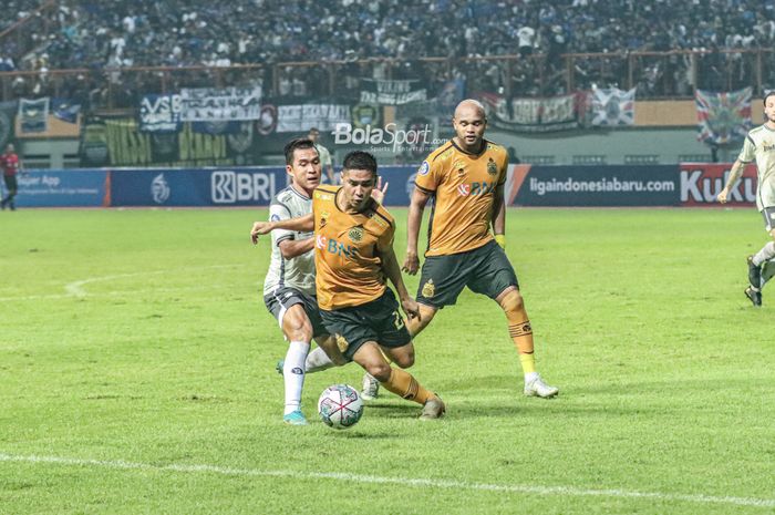 Dua pemain Bhayangkara FC, Indra Kahfi (tengah) dan Anderson Salles (kanan), sedang berebut bola dengan pilar Persib Bandung bernama Erwin Ramdani (kiri) di Stadion Wibawa Mukti, Cikarang, Jawa Barat, 24 Juli 2022.