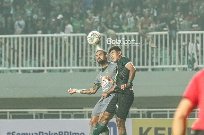 Pemain Persebaya Surabaya, Silvio Rodrigues Fereira Junior alias Juninho (kiri), sedang berduel udara dengan pilar Persikabo 1973 bernama Syahrul Lasinari (kanan) dalam laga pekan pertama Liga 1 2022 di Stadion Pakansari, Bogor, Jawa Barat, 25 Juli 2022.