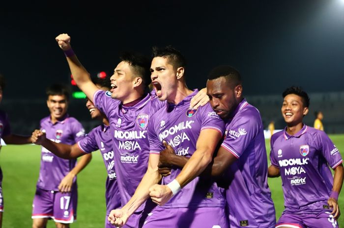 Pemain Persita Tangerang, Ramiro Fergonzi, mencetak gol ke gawang Persik Kediri