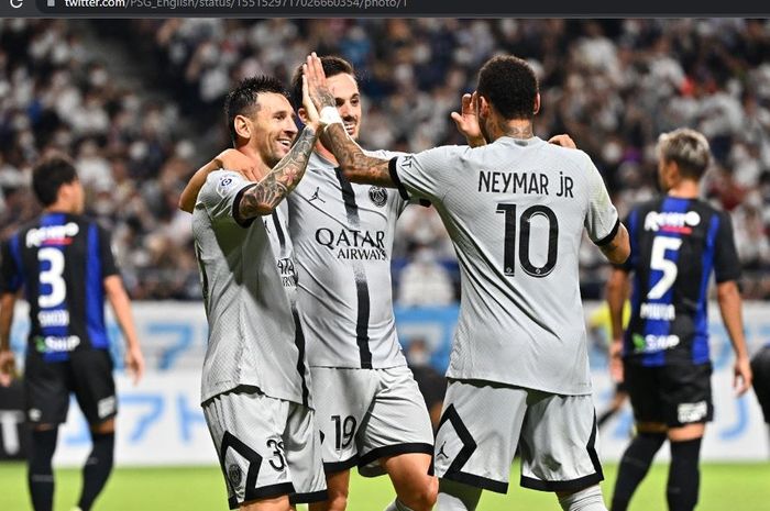 Para pemain Paris Saint-Germain merayakan gol yang dicetak Lionel Messi ke gawang tim Liga Jepang, Gamba Osaka