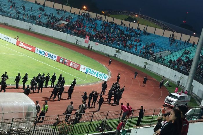 Aparat kepolisian sudah berjaga untuk mengawal kepulangan suporter Persis Solo usai laga melawan Dewa United di Stadion Moch Soebroto, Magelang, Senin (25/7/2022).