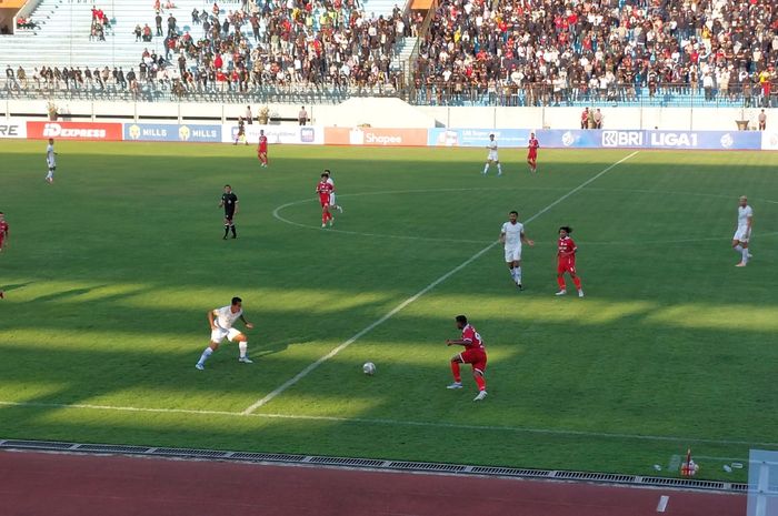 Suasana pertandingan Persis Solo melawan Dewa United di Stadion Moch Soebroto, Magelang, Senin (25/7/2022) sore WIB.