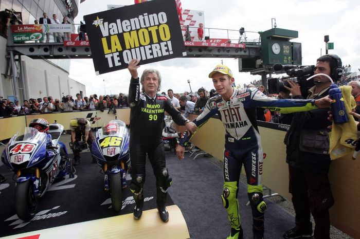 Valentino Rossi (kiri) merayakan kemenangannya bersama legenda balap, Angel Nieto, pada balapan MotoGP Prancis di Le Mans, Prancis, 18 Mei 2008. Nieto memboncengi Rossi setelah rekor 90 kemenangan grand prix-nya disamai.