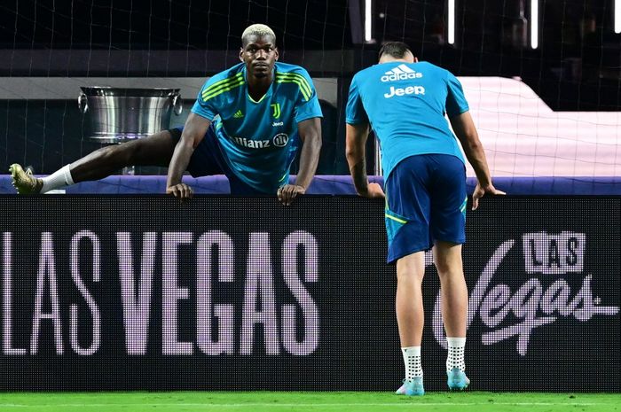 Paul Pogba saat pemanasan tim Juventus  dalam momen latihan pramusim di Allegiant Stadium, Las Vegas, Nevada (21/7/2022).