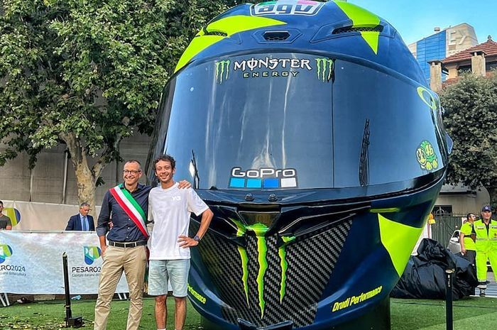 Legenda MotoGP, Valentino Rossi menerima hadiah helm raksasa dari Walikota Pesaro, Italia.