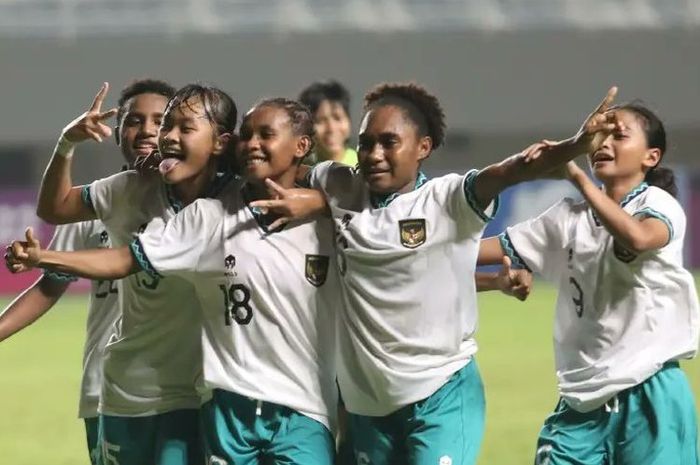Timnas U-18 putri Indonesia merayakan gol ke gawang Vietnam pada laga Grup A Piala AFF U-18 Wanita 2022 di Stadion Gelora Jakabaring, Palembang, Selasa (26/7/2022) malam WIB
