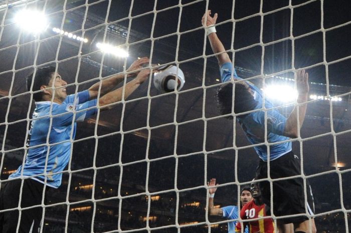Luis Suarez mendadak jadi kiper Uruguay sehingga mengubah sejarah Piala Dunia. Suarez lalu kena kartu merah menit 121 dan lari sambil tertawa.