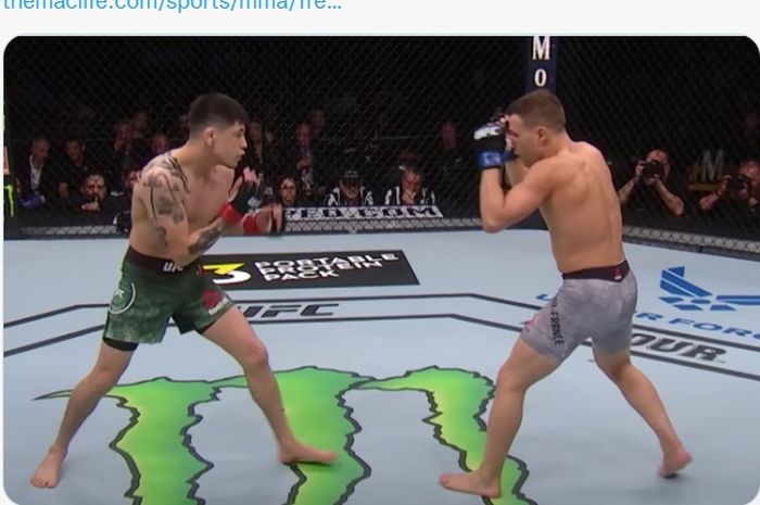 Momen duel pertama jagoan penakluk petarung Indonesia, Kai Kara-France (kanan) dengan Brandon Moreno (kiri) pada UFC 245 (14/12/2019) di Las Vegas, Amerika Serikat.