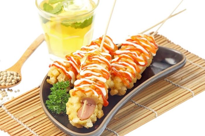 Corn dog isi sosis yang dibalut dengan kentang potong dadu.
