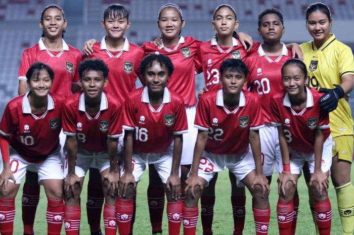 Timnas U-18 Putri Indonesia dikalahkan Vietnam dan akan bertemu Thailand dalam partai hidup-mati.