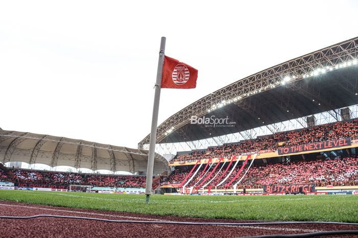 Ilustrasi Persija (logo Persija) berada pada salah satu sudut sepak pojok di Stadion Wibawa Mukti, Cikarang, Jawa Barat, 16 Juli 2022.