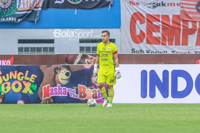 Kiper Persija Jakarta, Andritany Ardhiyasa, sedang menguasai bola ketika bertanding di Stadion Wibawa Mukti, Cikarang, Jawa Barat, 16 Juli 2022.