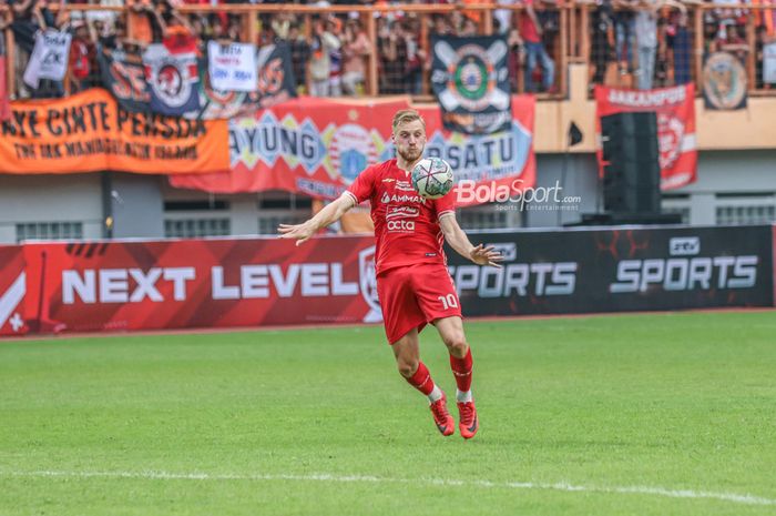 Gelandang Persija Jakarta, Hanno Behrens, sedang menguasai bola ketika bertanding di Stadion Wibawa Mukti, Cikarang, Jawa Barat, 16 Juli 2022.