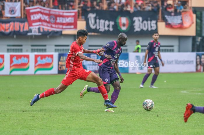 Gelandang RANS Nusantara FC, Makan Konate (kanan), sedang menguasai bola ketika bertanding di Stadion Wibawa Mukti, Cikarang, Jawa Barat, 16 Juli 2022.