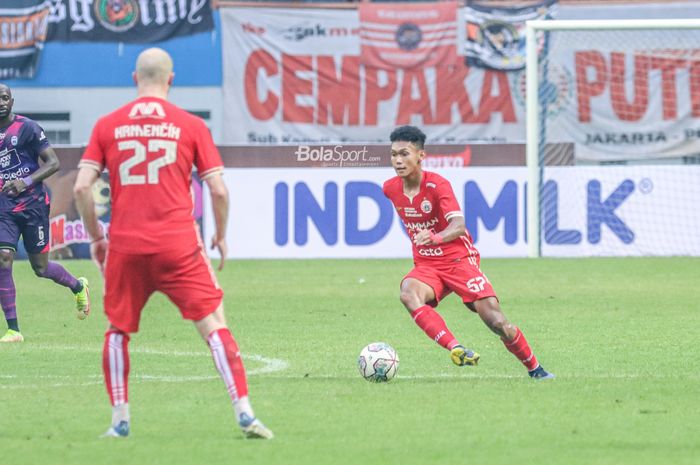 Penyerang Persija Jakarta, Ginanjar Wahyu (kanan), sedang menguasai bola ketika bertanding di Stadion Wibawa Mukti, Cikarang, Jawa Barat, 16 Juli 2022.