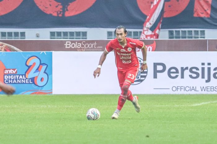 Bek Persija Jakarta, Hansamu Yama Pranata, sedang menguasai bola dengan jersey terbaru musim ini ketika bertanding di Stadion Wibawa Mukti, Cikarang, Jawa Barat, 16 Juli 2022