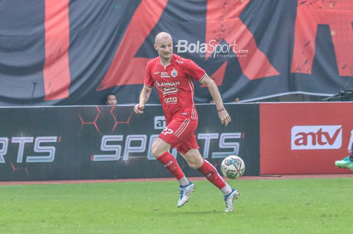 Penyerang Persija Jakarta, Michael Krmencik, nampak sedang menguasai bola ketika bertanding di Stadion Wibawa Mukti, Cikarang, Jawa Barat, 16 Juli 2022.