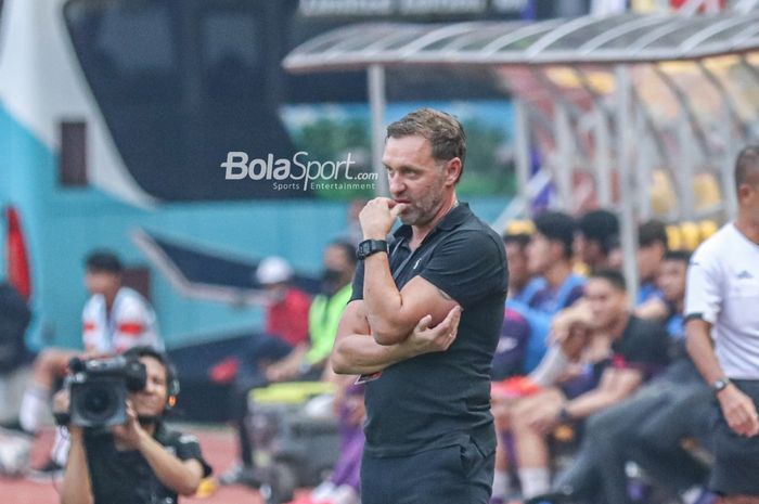 Pelatih Persija Jakarta, Thomas Doll, nampak serius mengamati ketika timnya bertanding di Stadion Wibawa Mukti, Cikarang, Jawa Barat, 16 Juli 2022.