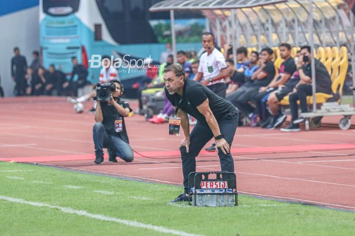 Pelatih Persija Jakarta, Thomas Doll (depan), nampak serius mengamati ketika timnya bertanding di Stadion Wibawa Mukti, Cikarang, Jawa Barat, 16 Juli 2022.