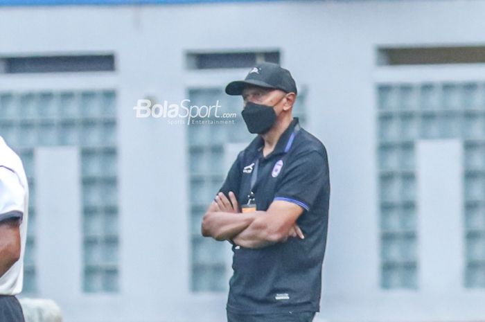 Pelatih RANS Nusantara FC, Rahmad Darmawan, nampak sedang mengamati ketika timnya bertanding di Stadion Wibawa Mukti, Cikarang, Jawa Barat, 16 Juli 2022.