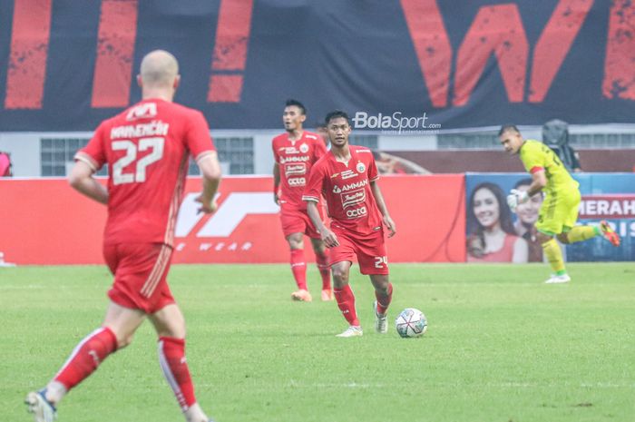 Gelandang Persija Jakarta, Resky Fandi, sedang menguasai bola ketika bertanding di Stadion Wibawa Mukti, Cikarang, Jawa Barat, 16 Juli 2022.