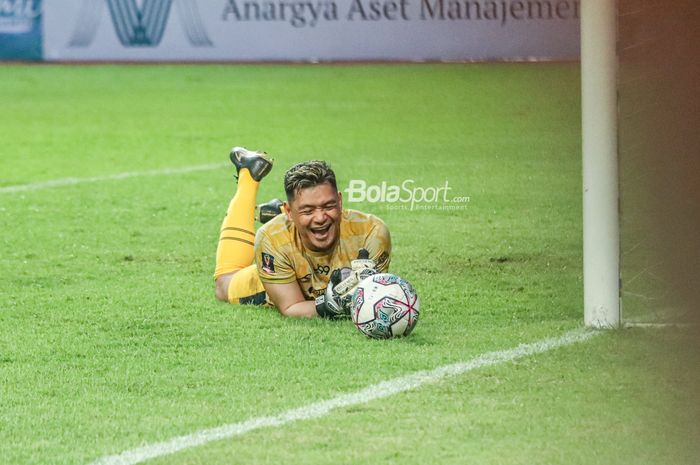 Kiper RANS Nusantara FC, Wawan Hendrawan, nampak sumringah ketika bertanding di Stadion Wibawa Mukti, Cikarang, Jawa Barat, 16 Juli 2022.