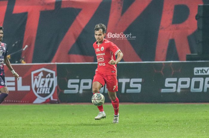 Bek sayap kiri Persija Jakarta, Rezaldi Hehanussa, sedang menguasai bola ketika bertanding di Stadion Wibawa Mukti, Cikarang, Jawa Barat, 16 Juli 2022.
