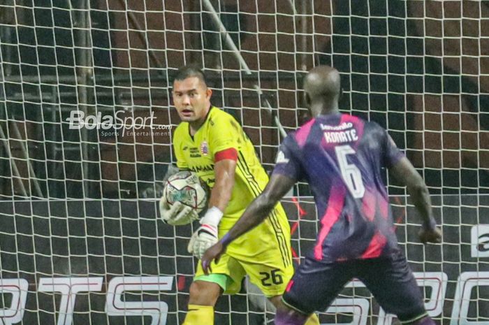 Kiper Persija Jakarta, Andritany Ardhiyasa (kiri), sedang menguasai bola ketika bertanding di Stadion Wibawa Mukti, Cikarang, Jawa Barat, 16 Juli 2022.