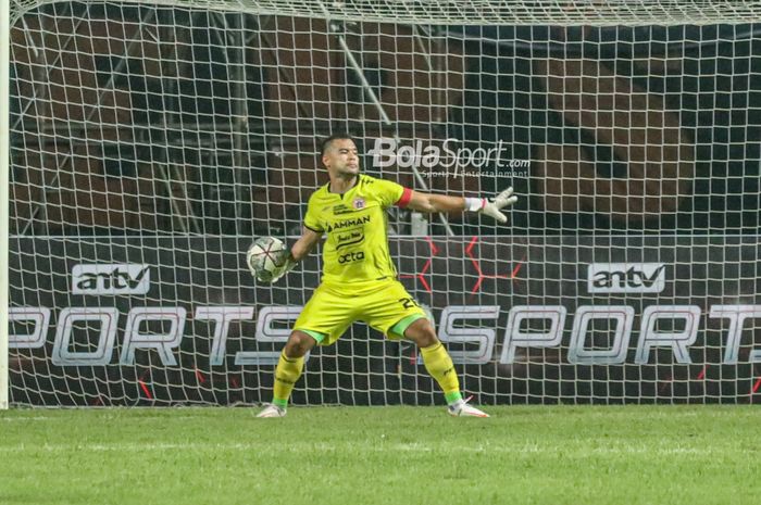 Kiper Persija Jakarta, Andritany Ardhiyasa, nampak akan mengoper ke rekannya dengan melempar bola ketika bertanding di Stadion Wibawa Mukti, Cikarang, Jawa Barat, 16 Juli 2022.