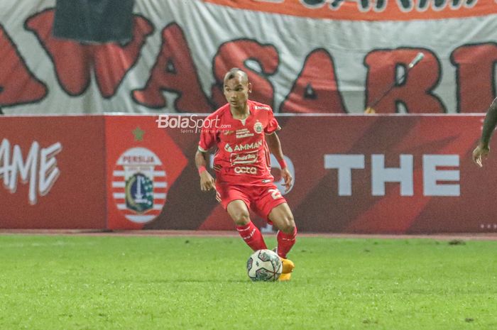 Pemain sayap kanan Persija Jakarta, Riko Simanjuntak, sedang menguasai bola ketika bertanding di Stadion Wibawa Mukti, Cikarang, Jawa Barat, 16 Juli 2022.