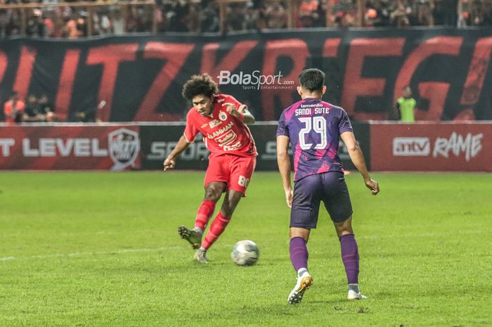 Penyerang Persija Jakarta, Braif Fatari (kiri) sedang menendang bola ketika bertanding di Stadion Wibawa Mukti, Cikarang, Jawa Barat, 16 Juli 2022.