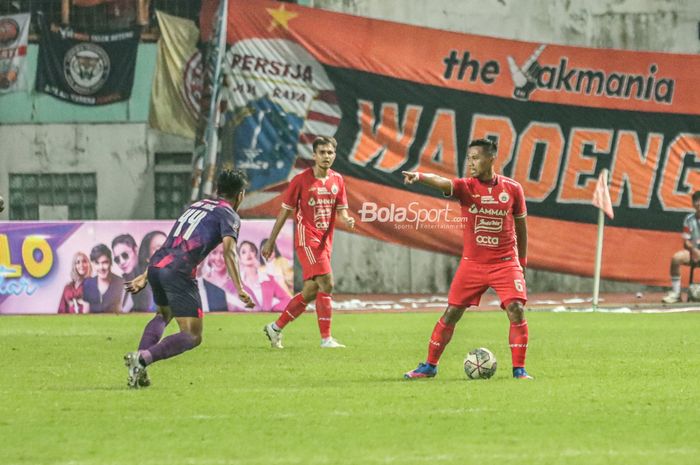 Gelandang Persija Jakarta, Tony Sucipto (kanan), sedang menguasai bola ketika bertanding di Stadion Wibawa Mukti, Cikarang, Jawa Barat, 16 Juli 2022.