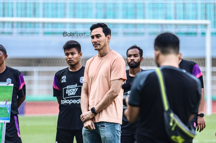 Chief Operating Officer (COO) RANS Nusantara FC, Darius Sinathrya (baju krem), nampak menghadiri sesi latihan timnya di Stadion Pakansari, Bogor, Jawa Barat, 28 Juli 2022.