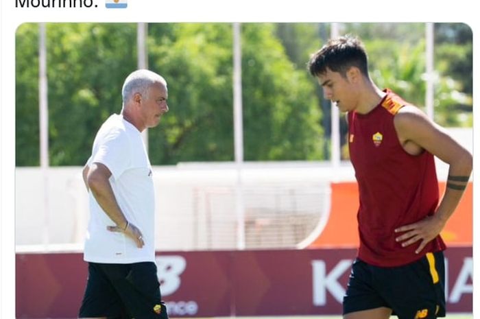 Paulo Dybala (kanan) saat menjalani sesi latihan AS Roma sambil diawasi Jose Mourinho.