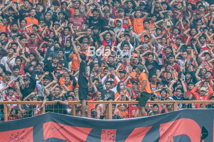 Sejumlah suporter Persija Jakarta alias The Jakmania nampak sedang memberikan dukungan ke tim kesayangannya ketika bertanding di Stadion Wibawa Mukti, Cikarang, Jawa Barat, 16 Juli 2022.