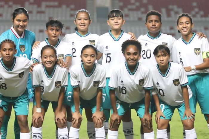Skuad Timnas U-18 Putri Indonesia saat melawan Vietnam di partai ketiga Grup A Piala AFF U-18 Wanita 2022, Selasa (26/7/2022).