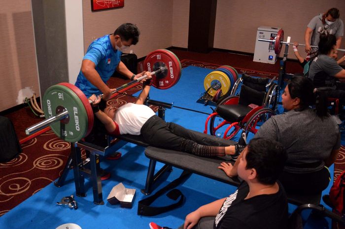 Atlet power lifting Indonesia menjalani latihan menjelang Asian Para Games 2022 di Solo, Jawa Tengah.