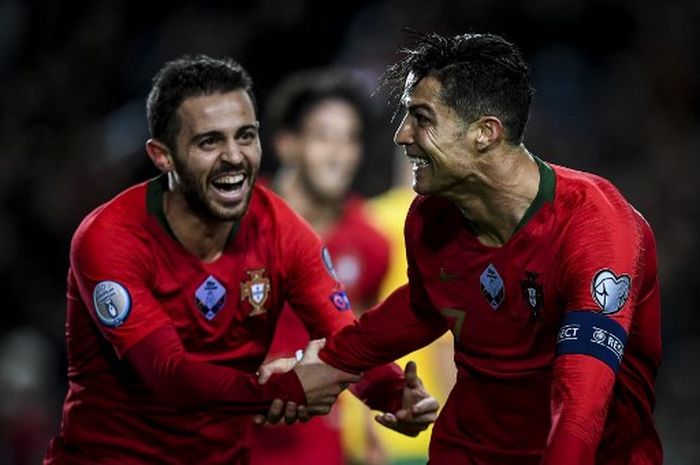 Cristiano Ronaldo (kanan) bersama Bernardo Silva merayakan gol timnas Portugal ke gawang Lituania di kualifikasi Euro 2020 (14/12/2019).