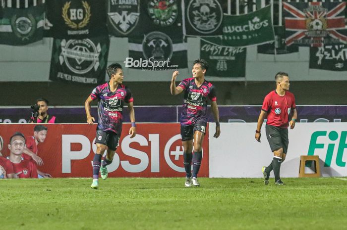 Penyerang RANS Nusantara, Septian Bagaskara, nampak lmelakukan sedikit selebrasi seusai mencetak gol di Stadion Pakansari, Bogor, Jawa Barat, 29 Juli 2022.