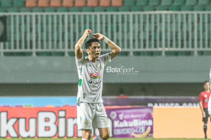 Pemain PSS Sleman, Dave Mustaine, nampak sedikit meluapkan kegembiraannya pasca mencetak gol saat bertanding di Stadion Pakansari, Bogor, Jawa Barat, 29 Juli 2022.