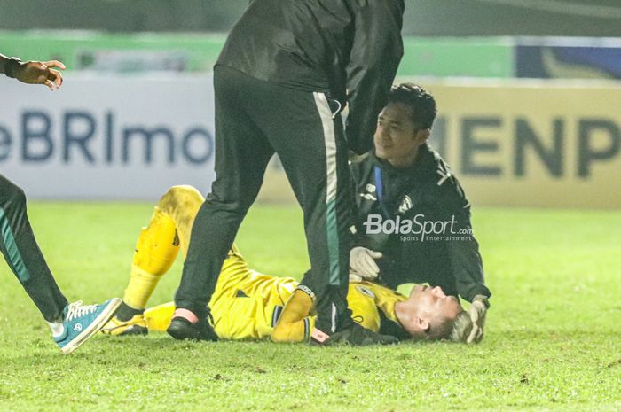 Kiper PSS Sleman, Muhammad Ridwan, nampak tersungkur dan mendapatkan perawatan saat bertanding di Stadion Pakansari, Bogor, Jawa Barat, 29 Juli 2022.