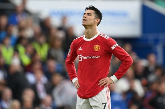 Reaksi bintang Manchester United, Cristiano Ronaldo, dalam duel Liga Inggris di markas Brighton and Hove Albion (7/5/2022).