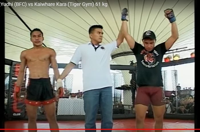 Petarung UFC 277, Kai Kara-France, saat bertarung melawan Yudi Cahyadi di Indonesia