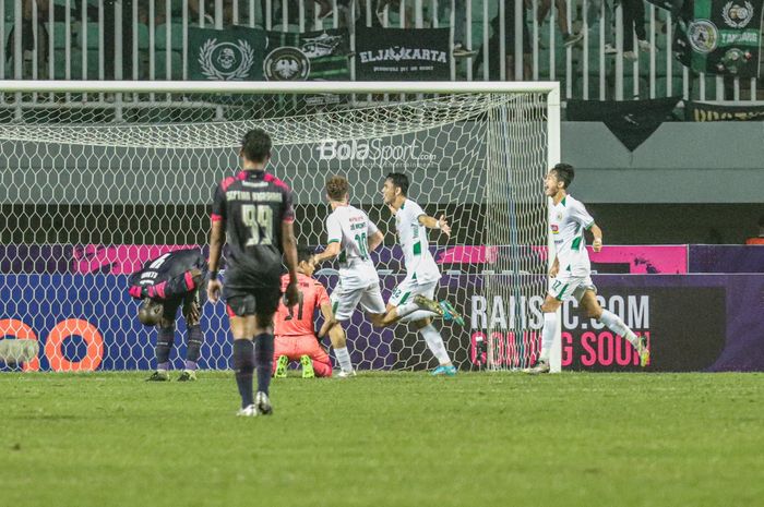 Pemain PSS Sleman, Dave Mustaine, nampak sedikit meluapkan kegembiraannya pasca mencetak gol saat bertanding di Stadion Pakansari, Bogor, Jawa Barat, 29 Juli 2022.