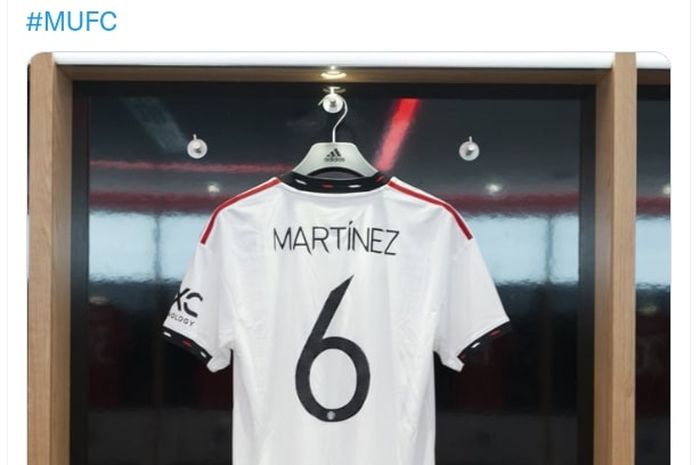 Lisandro Martinez memakai nomor punggung 6 di Manchester United warisan Paul Pogba.