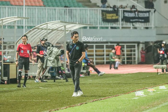 Pelatih PSS Sleman, Seto Nurdiantoro, nampak sedang mengamati para pemainnya bertanding di Stadion Pakansari, Bogor, Jawa Barat, 29 Juli 2022.