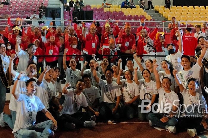 Kontingen Indonesia berpose setelah opening ceremony ASEAN Para Games yang berlangsung di Stadion Manahan, Surakarta, 30 Juli 2022.