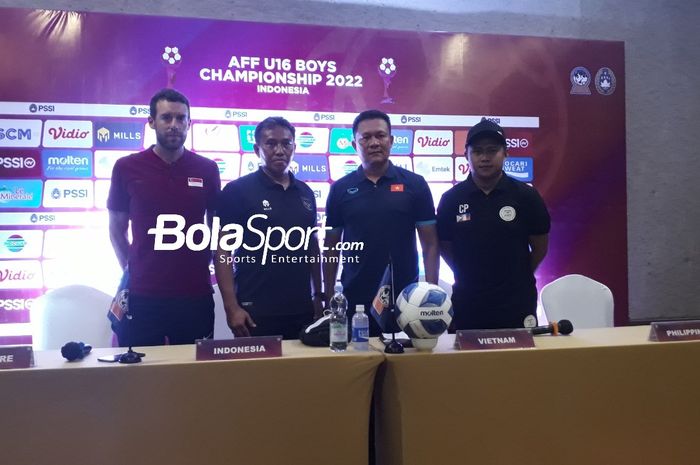 Dari kiri ke kanan pelatih di grup A Piala AFF U-16 2022: Singapore - Angel Toledano, Indonesia - Bima Sakti, Vietnam - Nguyen Quoc Tuan , Philippines - Christopher Pedimonte