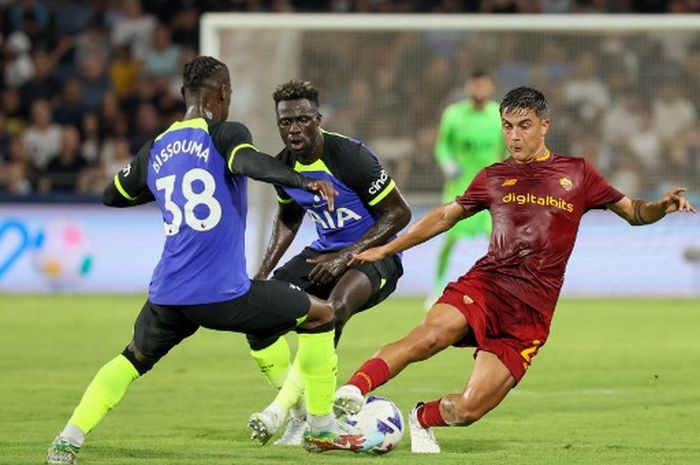 Paulo Dybala (kanan) beraksi dalam duel pramusim antara AS Roma melawan Tottenham Hotspur di Haifa, Israel (30/7/2022).